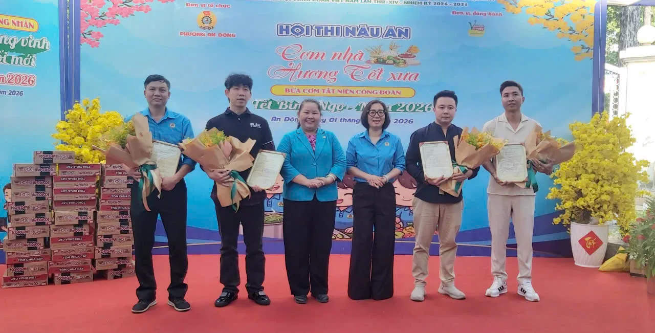 Ban tổ chức trao thư và hoa cảm ơn đơn vị tài trợ