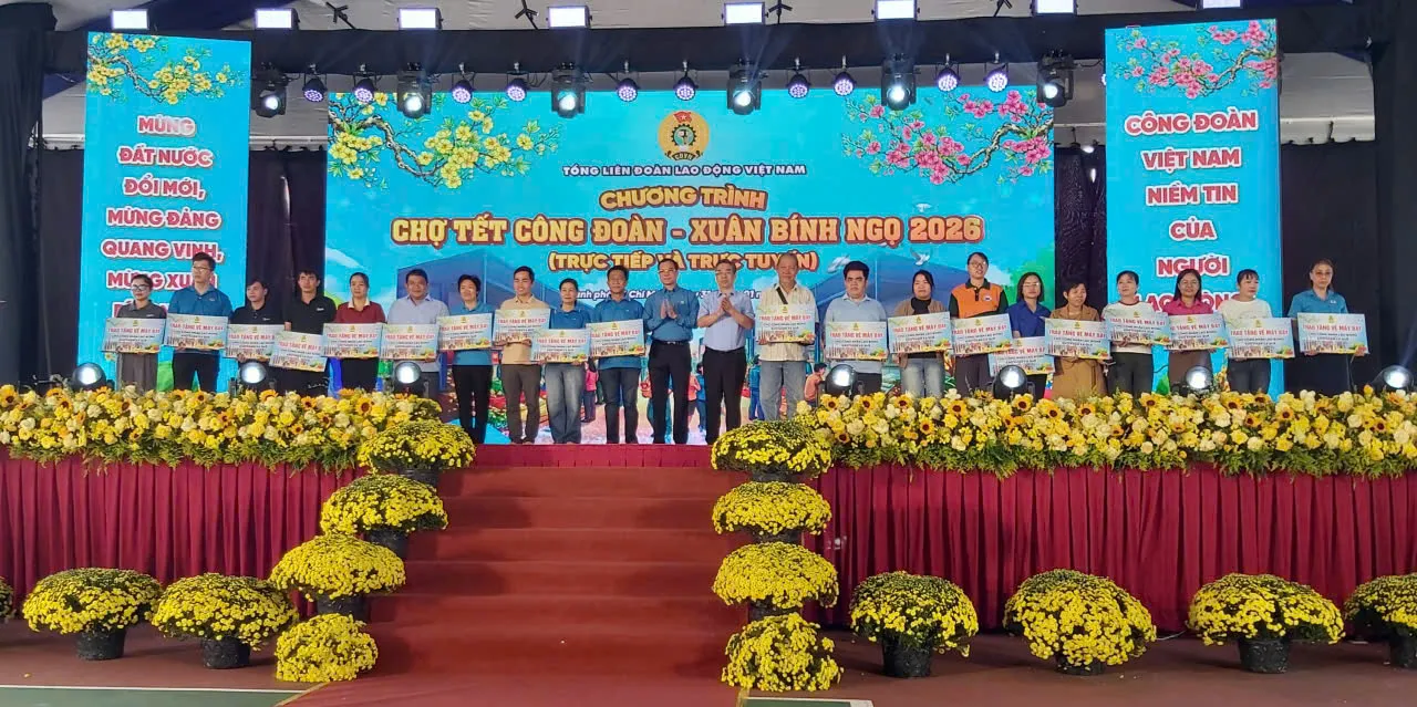 Lãnh đạo thành phố, Tổng LĐLĐ VN trao quà tết cho đoàn viên công đoàn