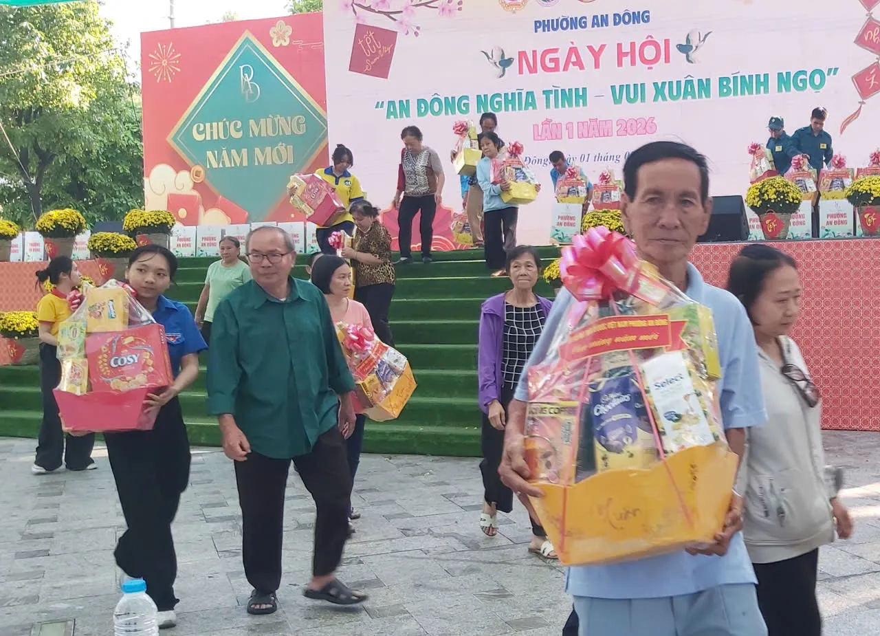 Người dân ấm áp khi được chăm lo, nhận quà dịp tết