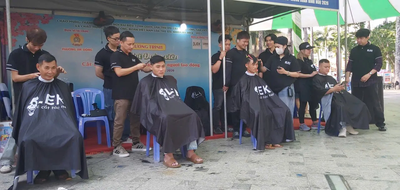 Người lao động vui vẻ trãi nghiệm làm tóc đón tết