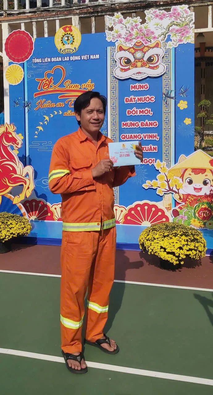 Ông Dương Thành Sơn, nhân viên công ty Công ích phường Bàn Cờ vui Tết công đoàn