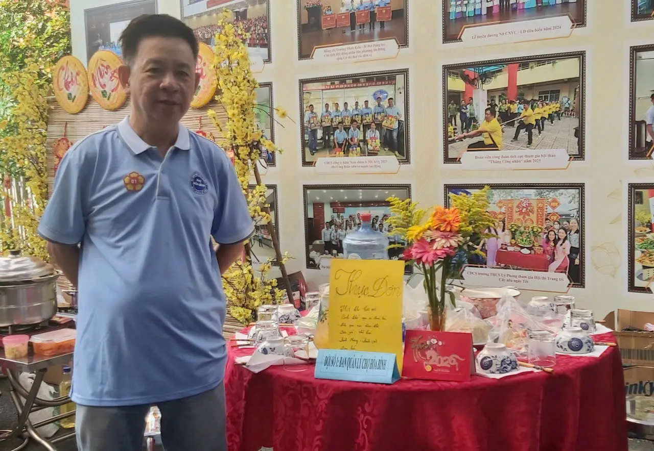 ông Lê Ngọc Giàu, đơn vị chợ Hòa Bình bên mâm cơm tham gia hội thi nấu ăn