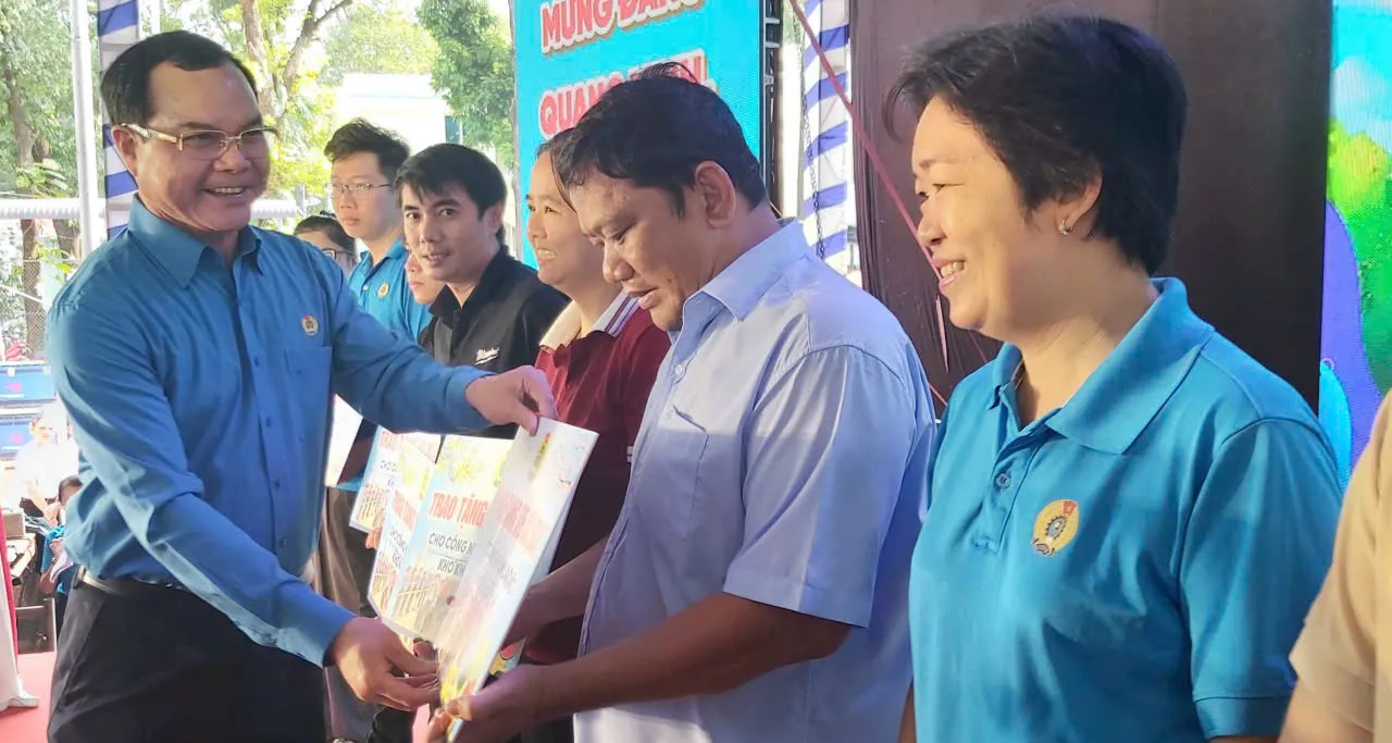 Ông Nguyễn Đình Khang, chủ tịch Tổng LĐLĐ Việt Nam tặng quà tết cho NLĐ