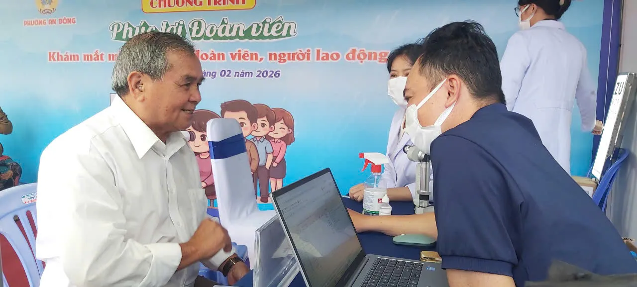 Ông Trần Hữu Đức khám mắt trong chương trình PHúc lợi đoàn viên của Công đoàn Phường AN Đông