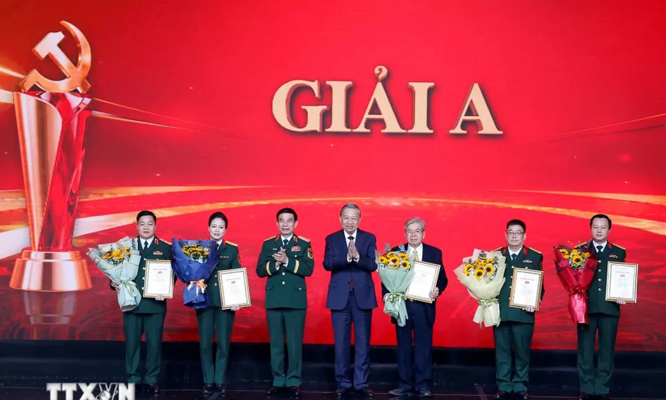 Tổng Bí thư Tô Lâm dự và trao giải cuộc thi “Vững bước dưới cờ Đảng”