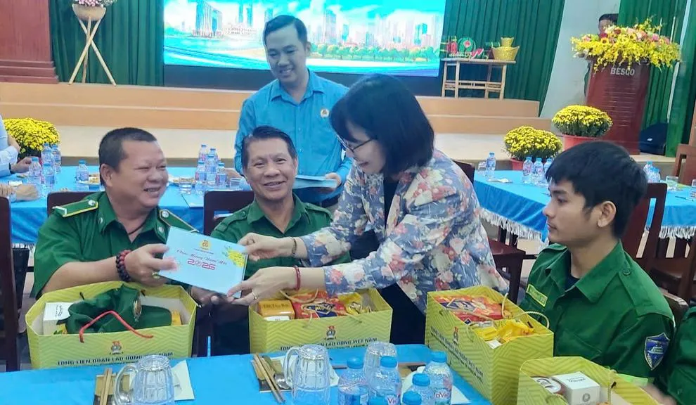 Tặng hơn 300 quà tết cho công nhân lao động Công ty Dịch vụ công ích TNXP