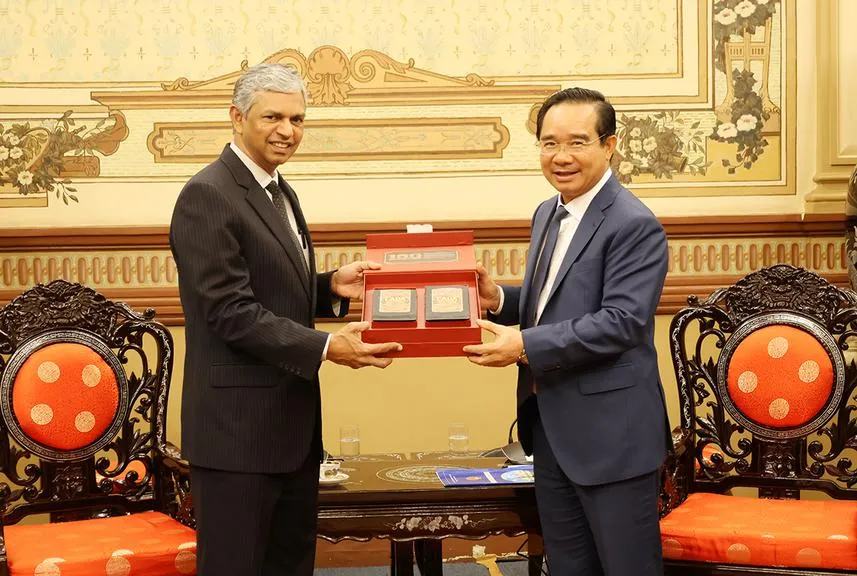 chu-tich-ubnd-tp-nguyen-van-duoc-tang-qua-thu-truong-bo-ngoai-giao-an-do_20260203071357