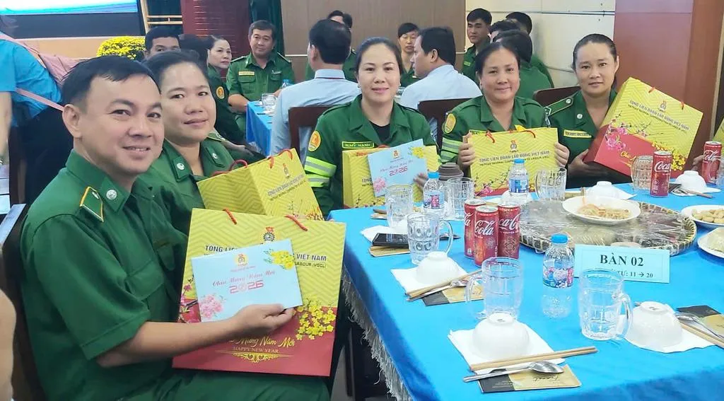 cong-nhan-lao-dong-cong-ty-phan-khoi-nhan-qua-cham-lo-cua-tong-ldld-vn_20260202210724