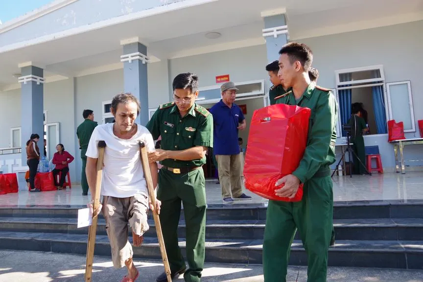 Bà con vùng biên giới biển háo hức nhận quà Tết trước thềm năm mới