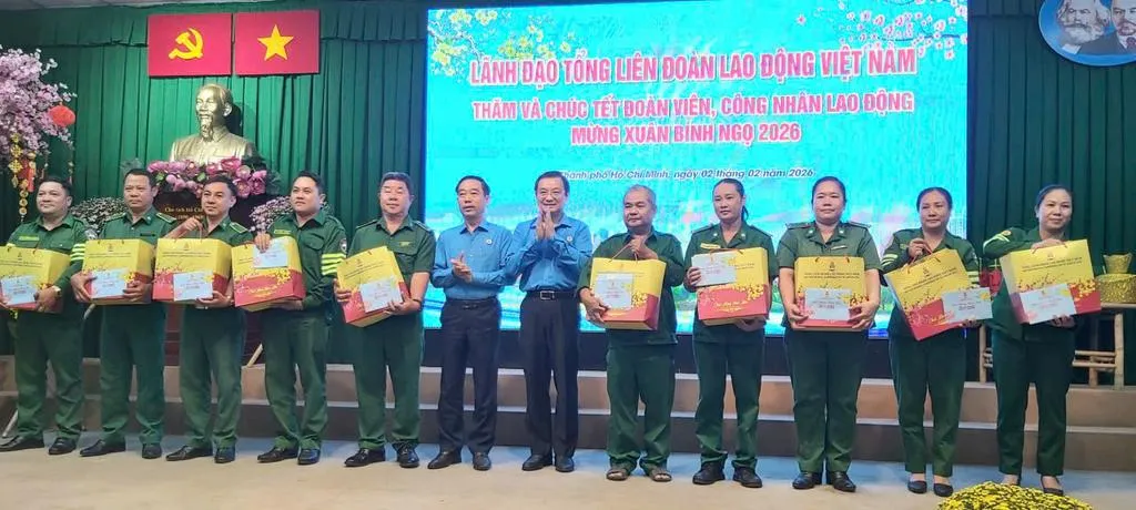 cong-nhan-lao-dong-cong-ty-nhan-qua-cham-lo-cua-tong-ldld-vn_20260202210715