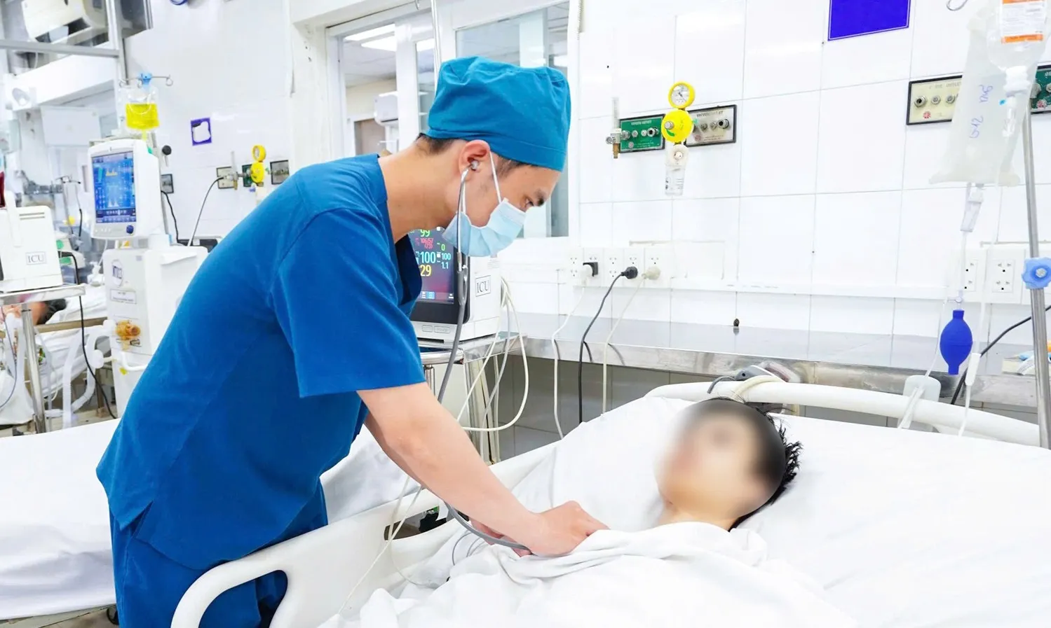 Cứu sống bệnh nhi sốt xuất huyết biến chứng tan huyết cấp hiếm gặp do thiếu men G6PD