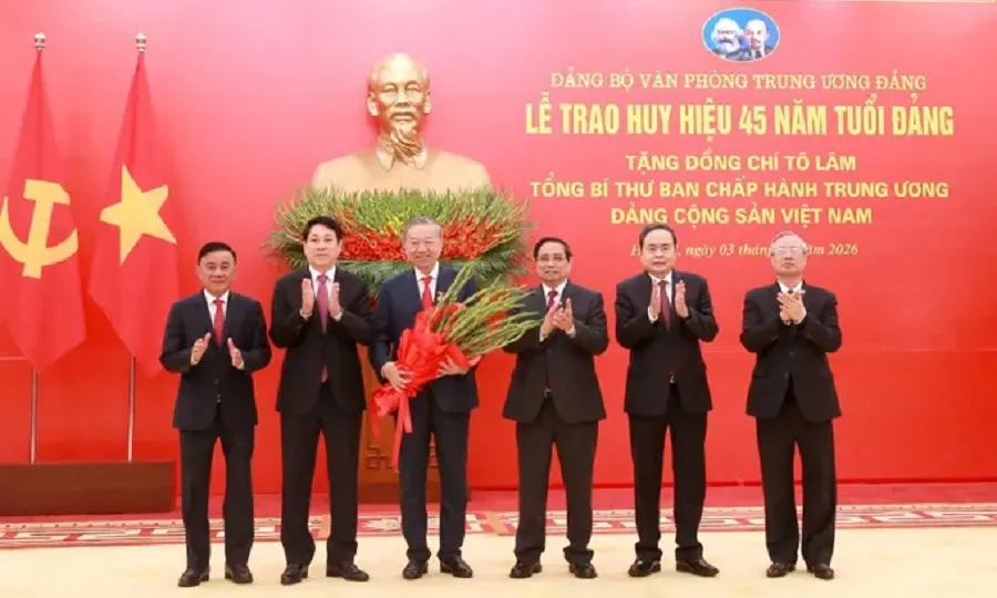 Tổng Bí thư Tô Lâm nhận Huy hiệu 45 năm tuổi Đảng 
