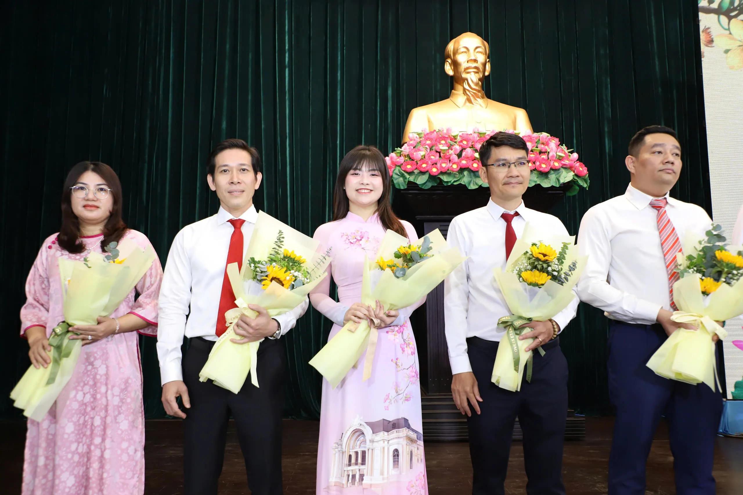 PGS.TS Nguyễn Thị Nga (ngoài cùng bên trái). Ảnh N.B