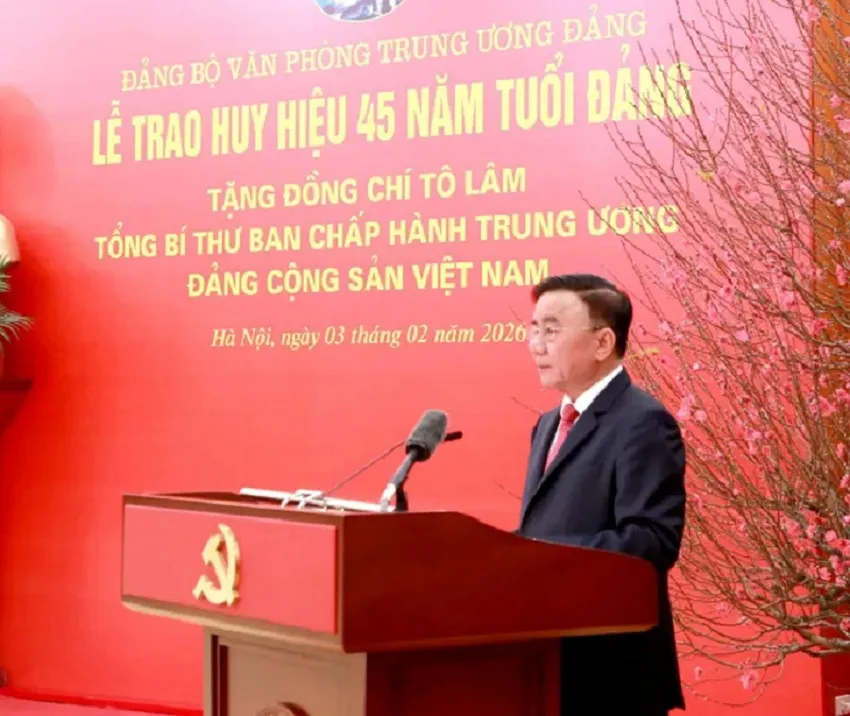 trao-huy-hieu-45-nam-tuoi-dang-cho-tbt-to-lam