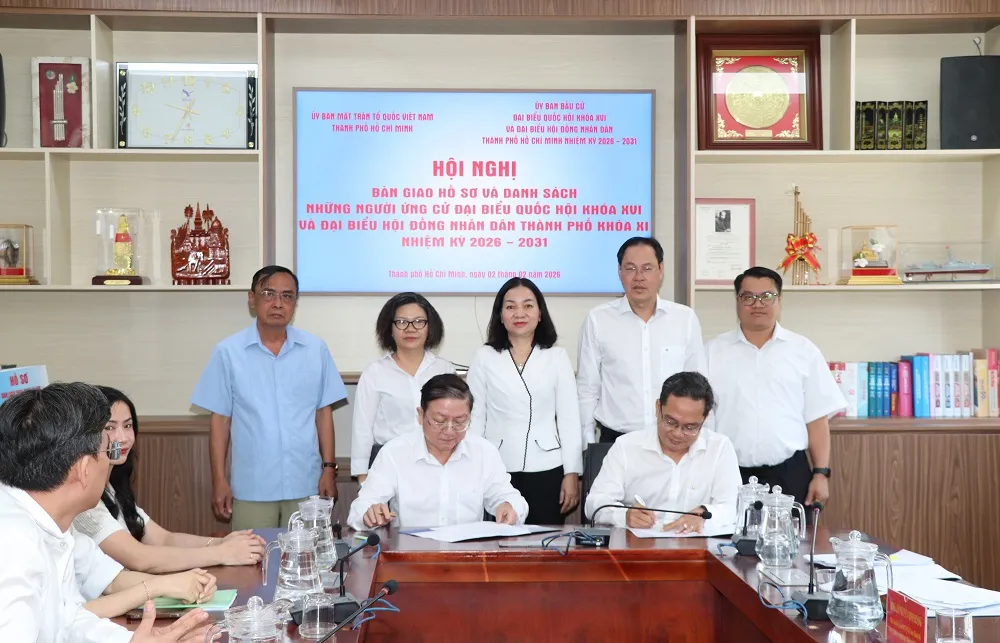 Ủy ban bầu cử ký biên bản bàn giao hồ sơ người ứng cử cho Ủy ban MTTQ Việt Nam TPHCM