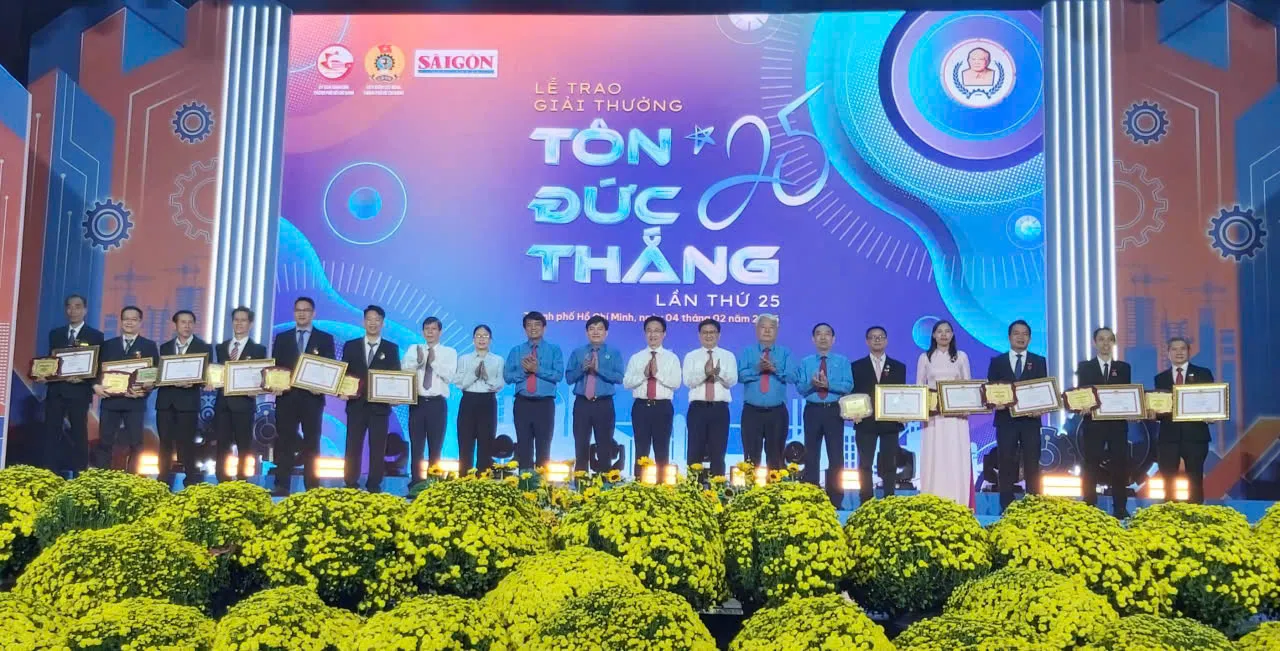 11 cá nhân nhận giải thưởng Tôn Đức Thắng chụp hình kỷ niệm với lãnh đạo