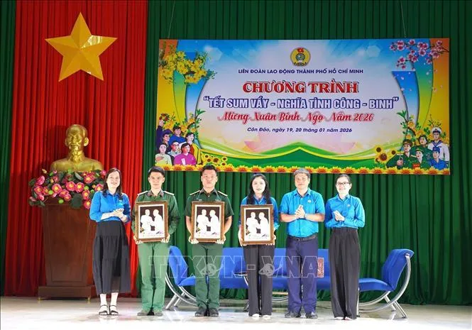 thuong-uy-tran-the-huy-chinh-tri-vien-dai-doi-phao-binh-10-dac-khu-con-dao-tham-gia-giao-luu-dip-tet-binh-ngo-2026_20260204093426