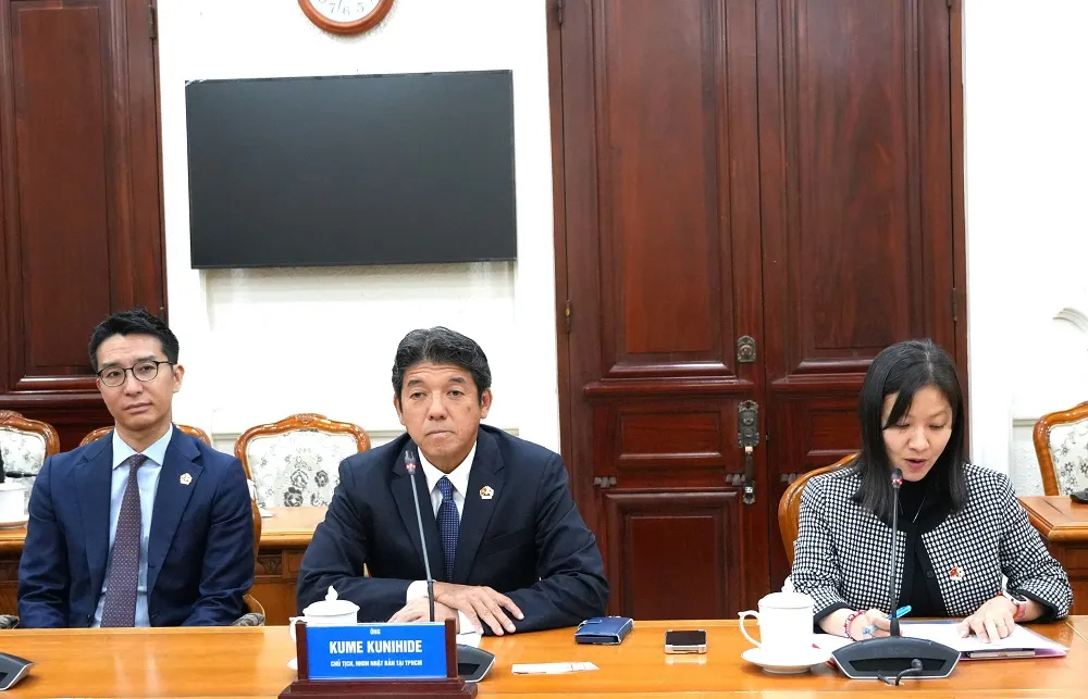 Chủ tịch Hiệp hội Doanh nghiệp Nhật Bản tại TPHCM ông Kume Kunihide trao đổi với lãnh đạo TP