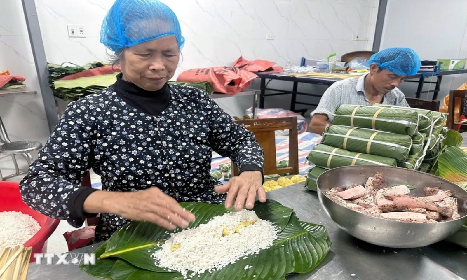 Giữ hồn Tết từ nồi bánh chưng quê Đất Tổ - Hình 1