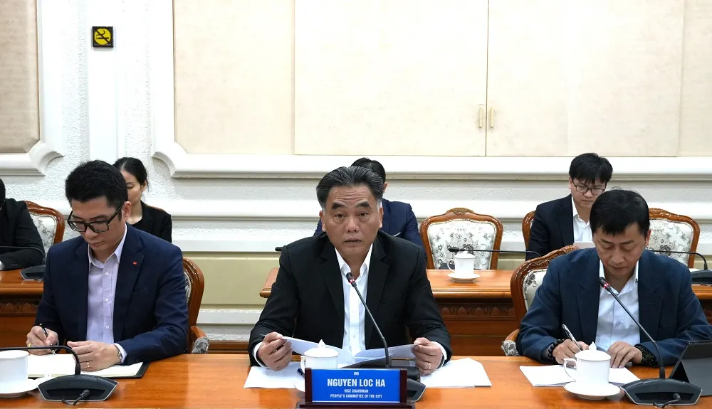 Phó Chủ tịch Thường trực UBND TP Nguyễn Lộc Hà trao đổi với các doanh nghiệp Nhật Bản