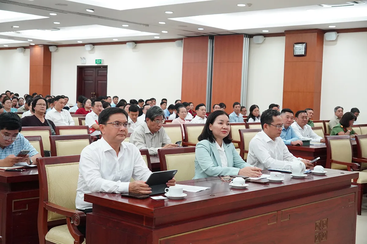 Phó Chủ tịch UBND TP Nguyễn Mạnh Cường cùng các đại biểu tham dự hội nghị