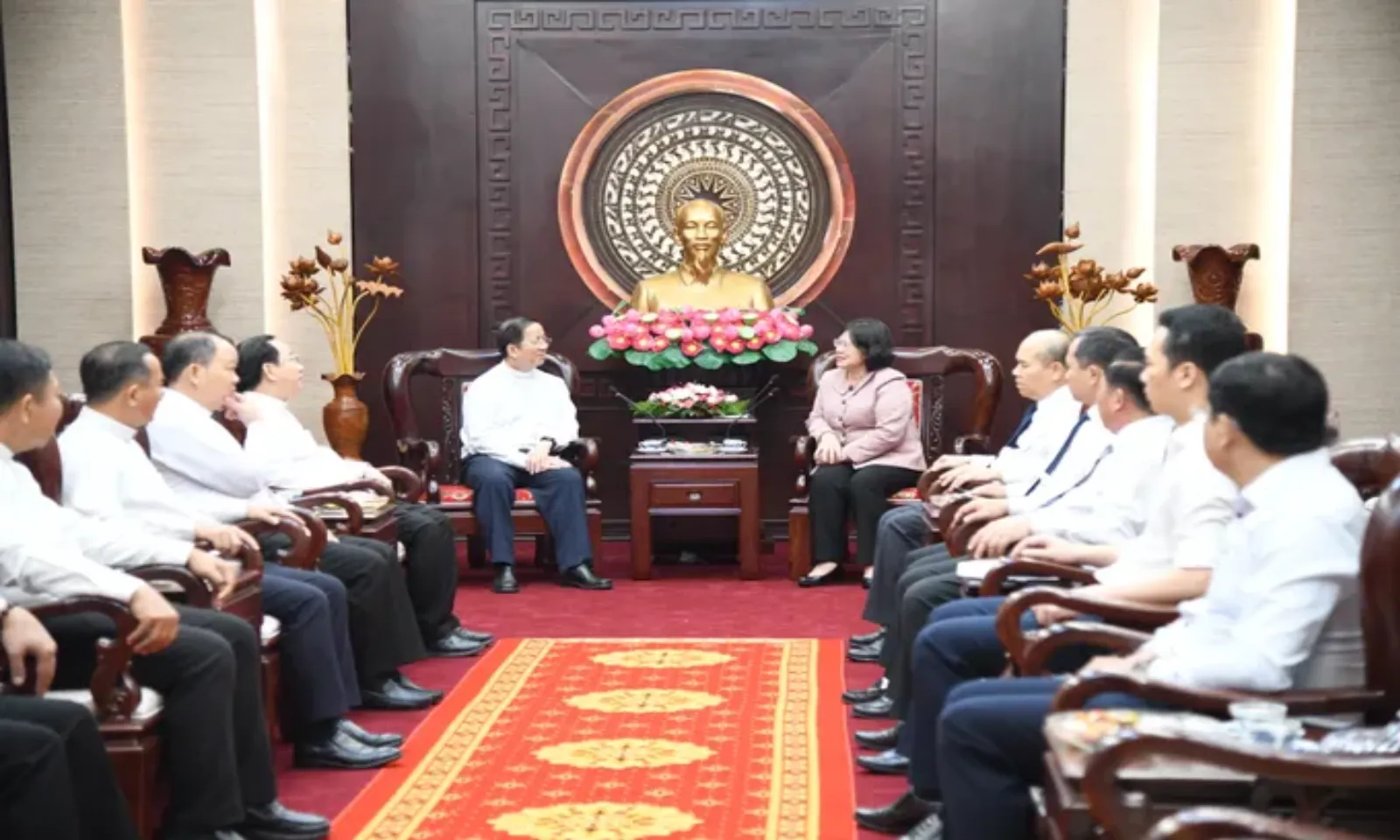 Tòa Giám mục Phú Cường thăm, chúc Tết lãnh đạo TPHCM