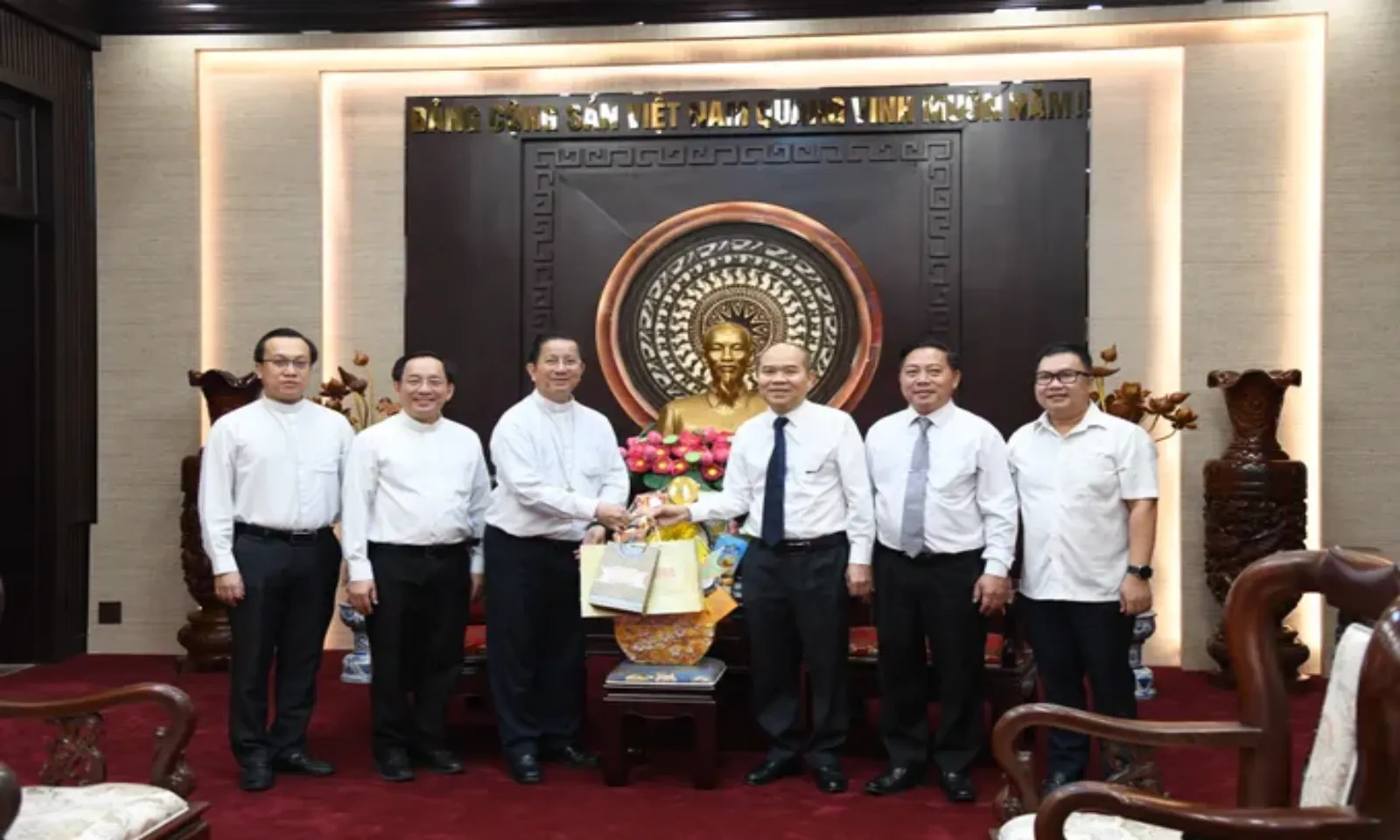 Tòa Giám mục Phú Cường thăm, chúc Tết lãnh đạo TPHCM – Hình 3