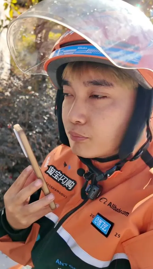 voh.com.vn-shipper-tay-tang-2