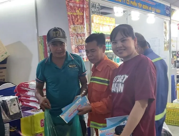 cong-nhan-lao-dong-mua-sam-tai-cho-cong-doan_20260204214108