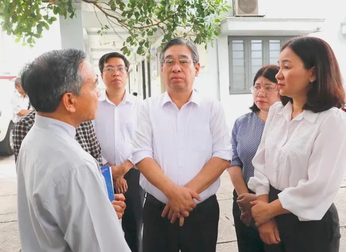 lanh-dao-tp-hcm-tham-hoi-gia-dinh-cac-nan-nhan-vu-chay-o-phuong-dong-hung-thuan-2-2674-2446-jpg-copy_20260205132149