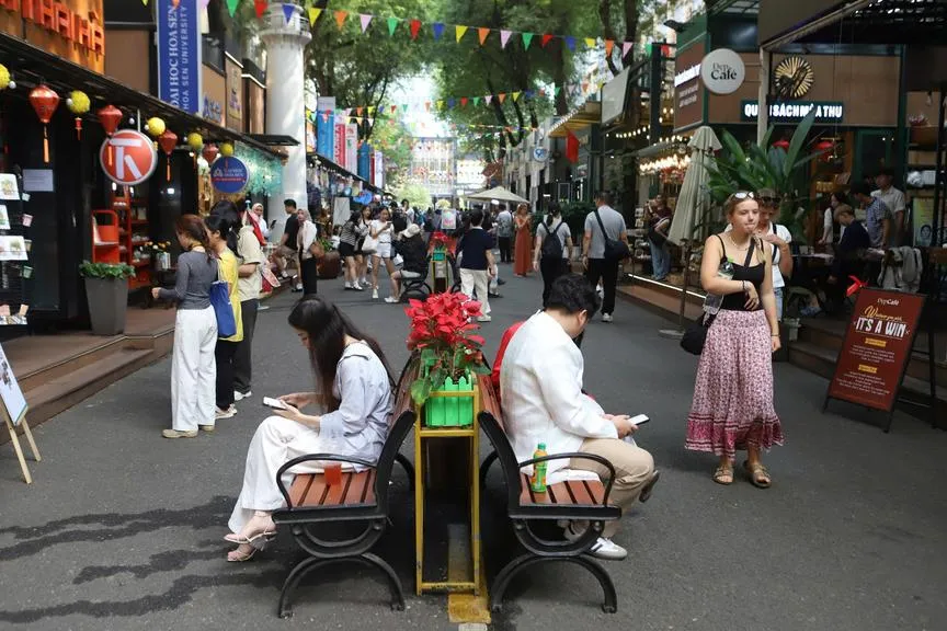 duong-sach-tphcm-thu-hut-dong-dao-du-khach_20260205083950