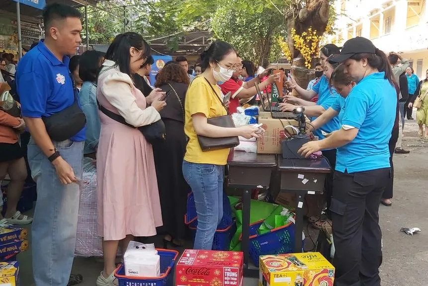 nguoi-lao-dong-ron-rang-mua-sam-tet-tai-diem-phuc-loi-doan-vien_20260204214142