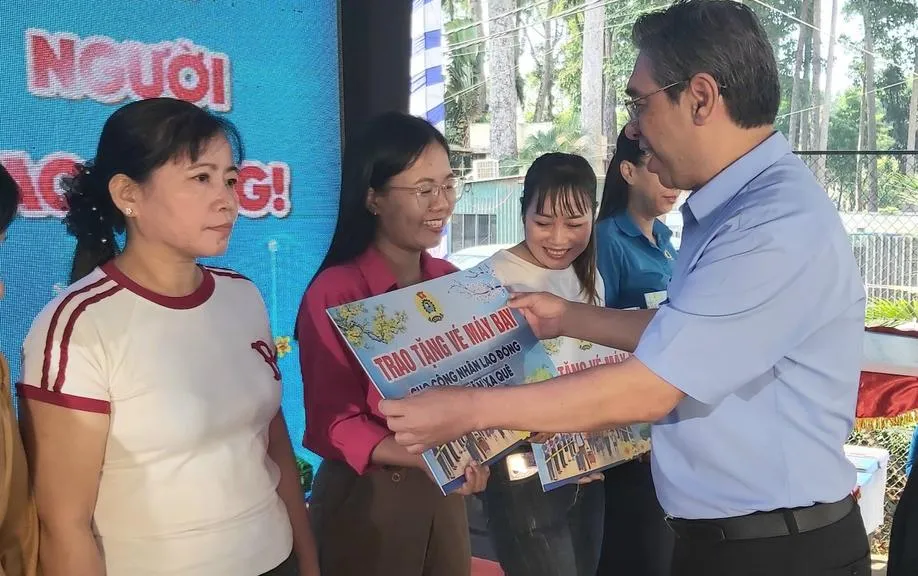 ong-nguyen-phuoc-loc-uy-vien-trung-uong-dang-pho-bi-thu-thanh-uy-chu-tich-ubmttqvn-tphcm-tang-ve-may-bay-cho-nld_20260204214239