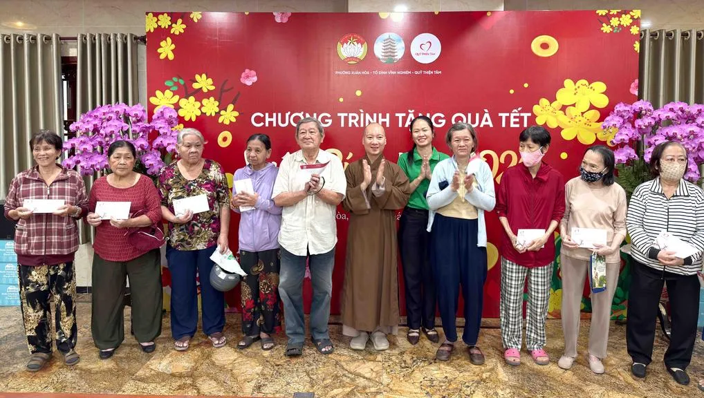 Trao 300 phần quà Tết cho hộ khó khăn tại Xuân Hòa, Bàn Cờ, Nhiêu Lộc