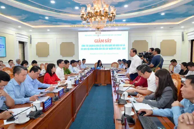 Các đại biểu tham dự buổi giám sát