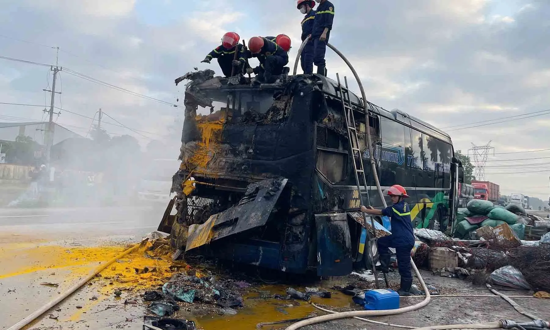 xe-khach-bien-so-tphcm-boc-chay-luc-rang-sang-9-nguoi-thoat-nan