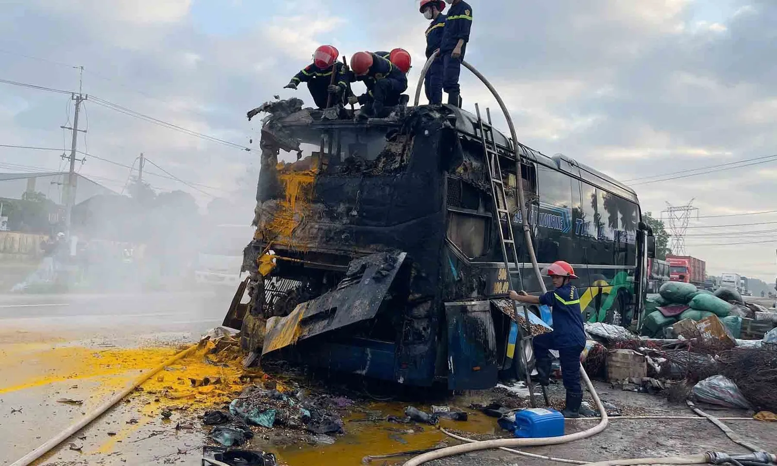 Xe khách biển số TPHCM bốc cháy lúc rạng sáng, 9 người thoát nạn