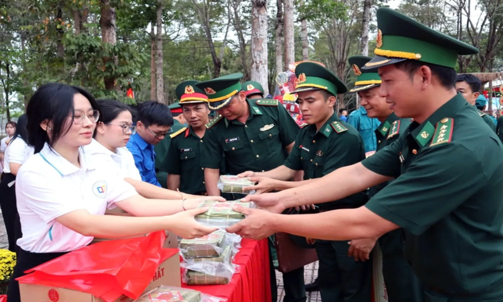 “Xuân biên giới” ấm áp nơi tuyến đầu Tà Thiết – Hình 2