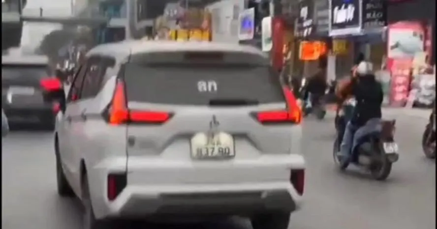 Công an xác minh ô tô gắn bảng Led chạy chữ phản cảm ở Hà Nội