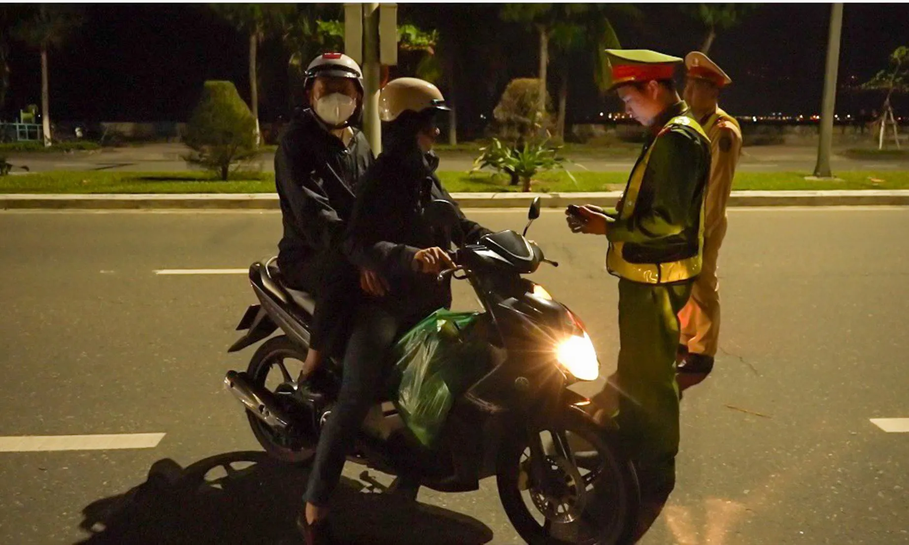 Hôn người say, thổi máy có lên nồng độ cồn?