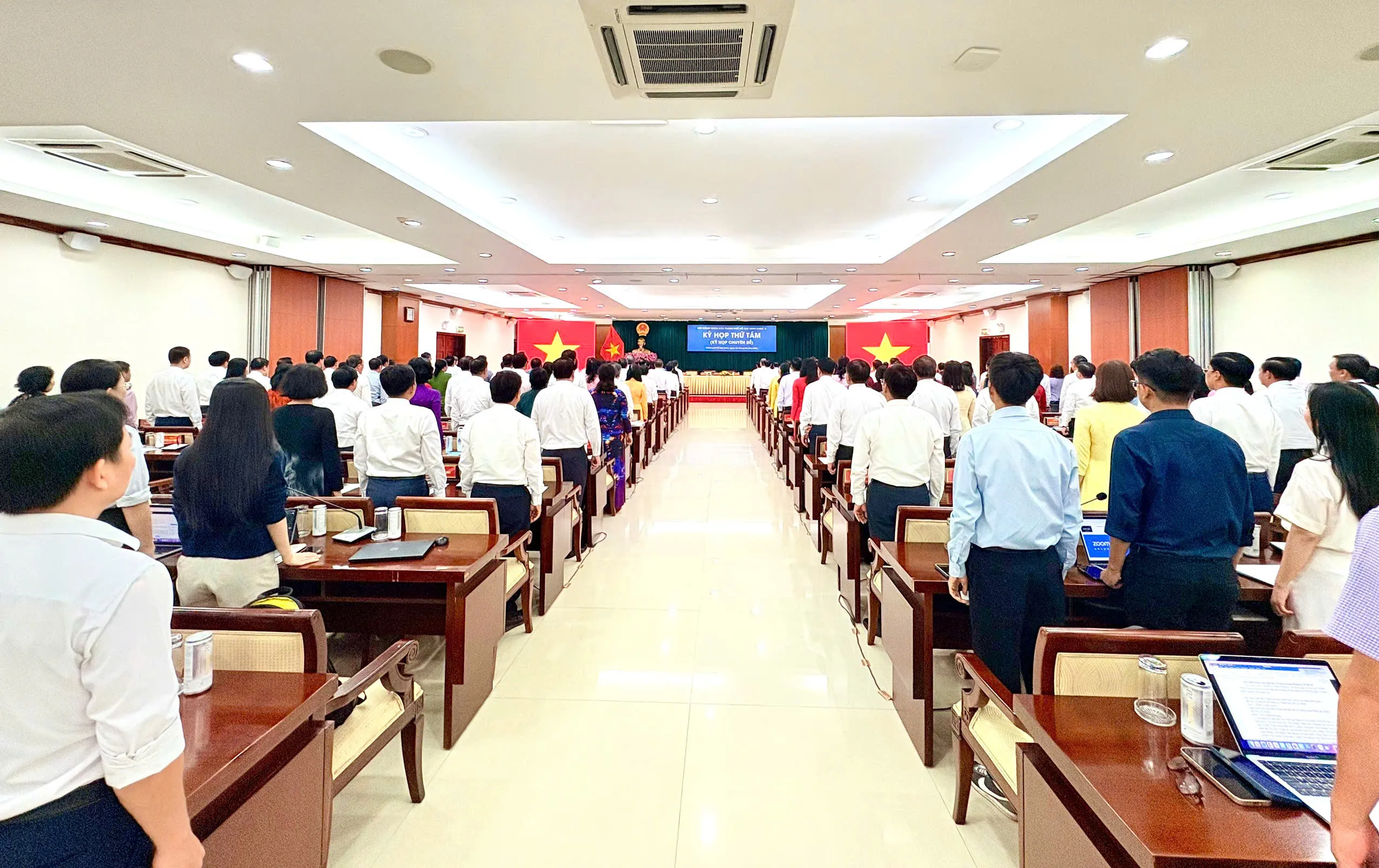 Các đại biểu làm lễ chào cờ khai mạc kỳ họp thứ 8