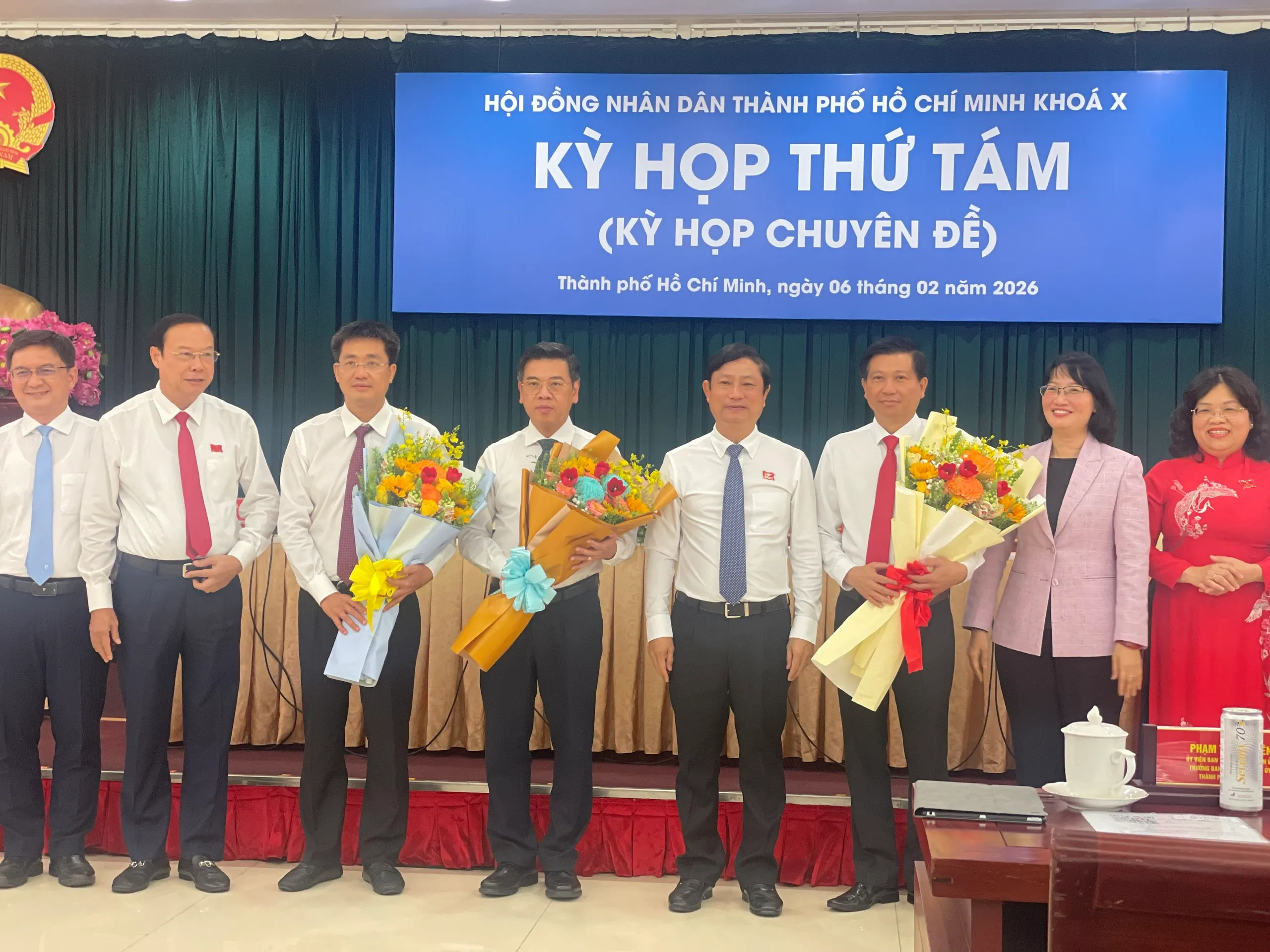 Chủ tịch HĐND TP Võ Văn Minh tặng hoachúc mừng các đại biểu được bầu, miễn nhiệm