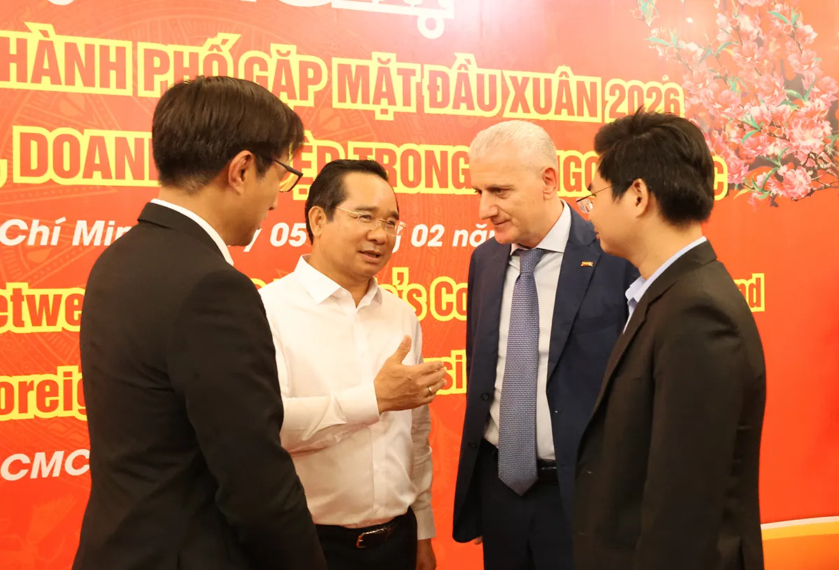 Chủ tịch UBND TP Nguyễn Văn Được trao đổi với các doanh nghiệp