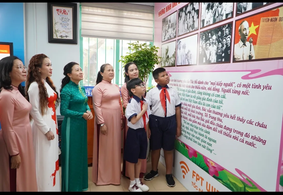 Cô Nguyễn Minh Quân (Bìa trái) cùng giáo viên và các em học sinh tham quan Không gian văn hóa Hồ Chí Minh