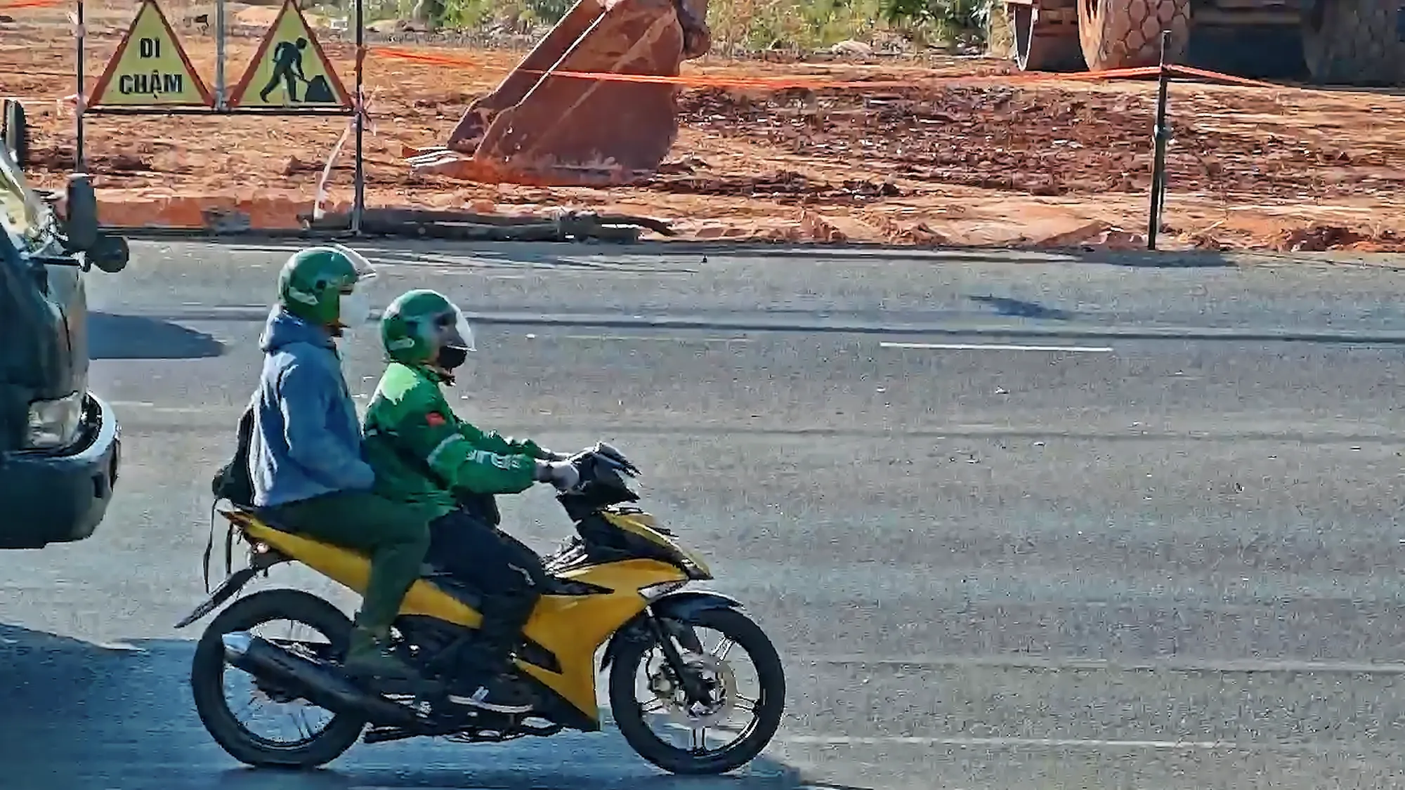 hai-doi-tuong-tren-duong-tau-thoat-17694873492662043334278-1770336792294-17703367925511559706344