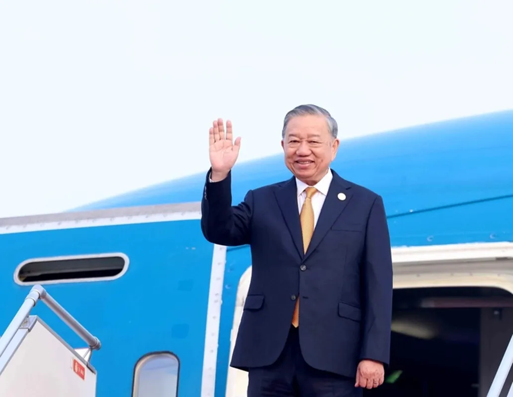 Tổng Bí thư Tô Lâm tại sân bay quốc tế Techo (Campuchia) sáng 6-2