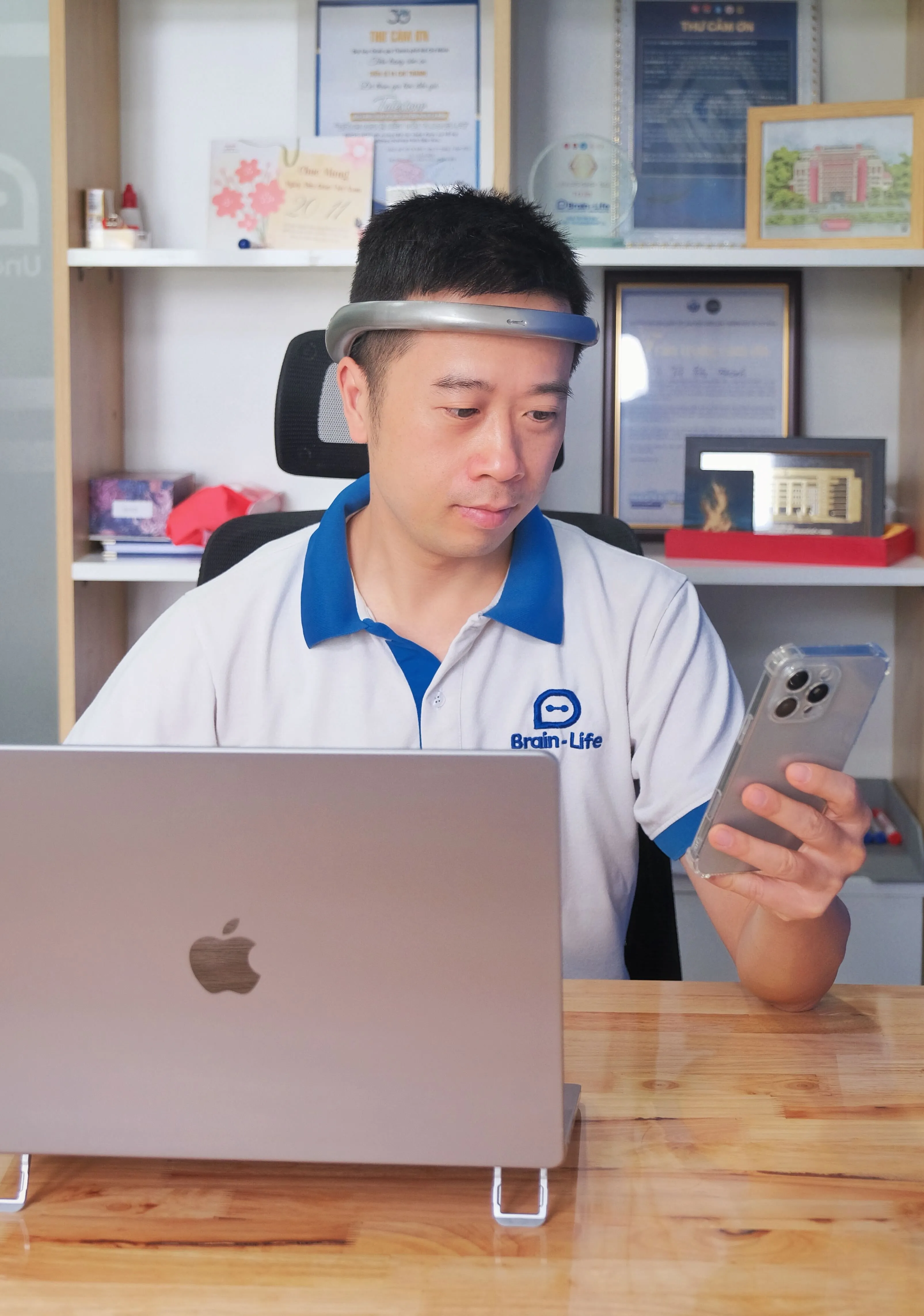 TS Vi Chí Thành với sản phẩm nghiên cứu của mình