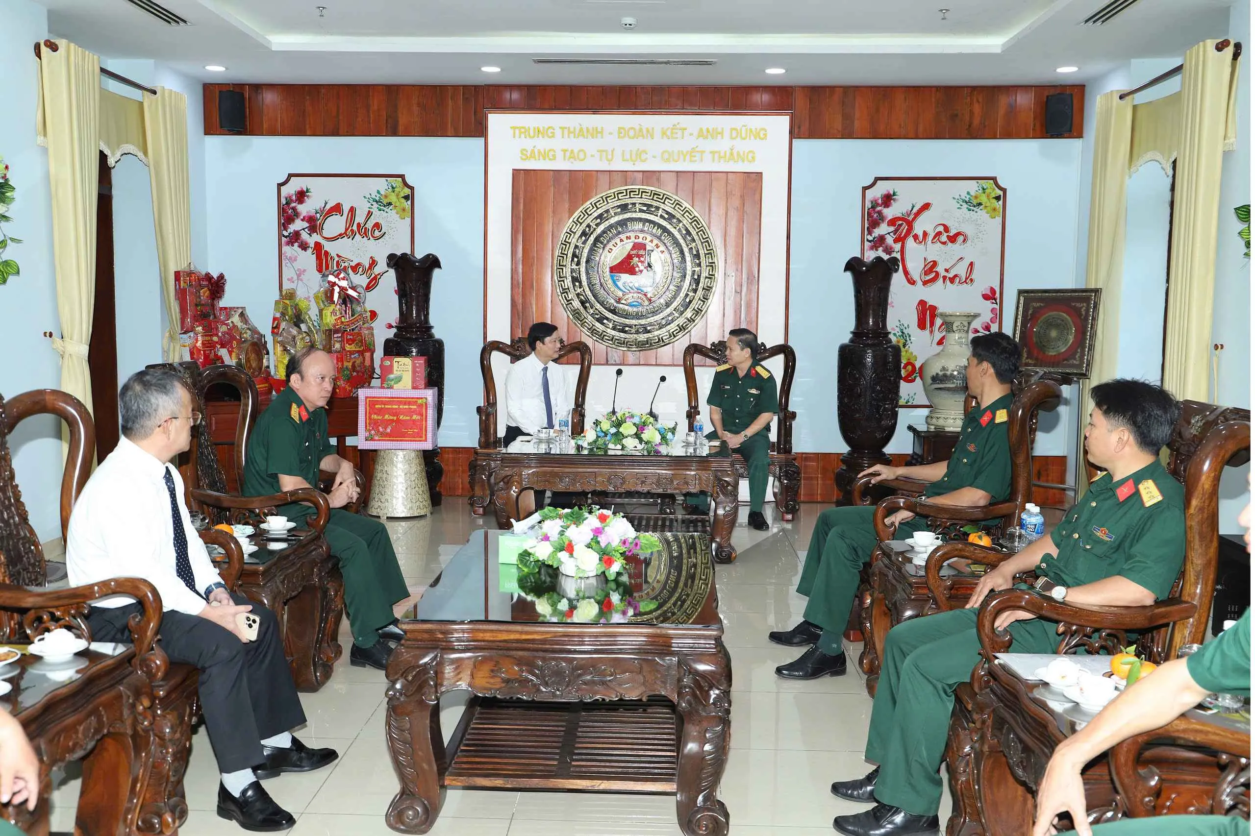 Ủy viên Ban Chấp hành Trung ương Đảng, Phó Bí thư Thành ủy, Chủ tịch Hội đồng nhân dân Thành phố Võ Văn Minh thăm Quân đoàn 34 (1)