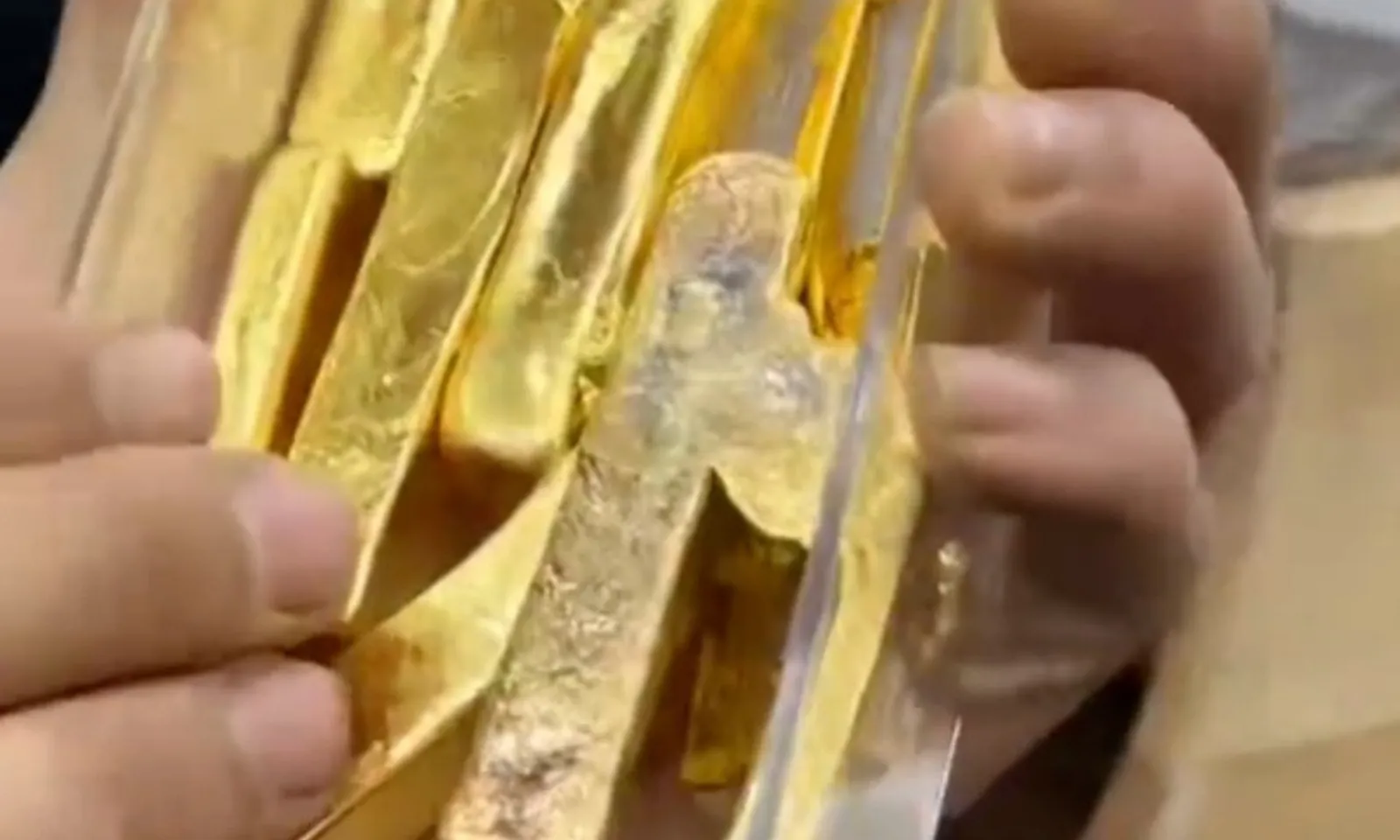 Thu gom bột vàng từ rác thải, tiệm vàng thu về gần 7 tỷ đồng