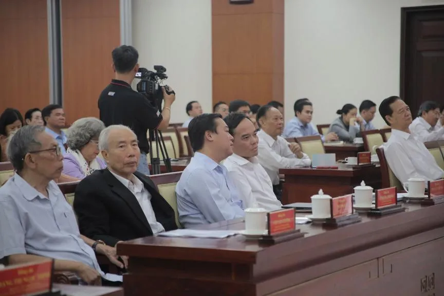 nguyen-chu-tich-uy-ban-trung-uong-mttq-viet-nam-huynh-dam-ao-vest-den-cung-du-voi-lanh-dao-thanh-uy-tphcm_20260207125338